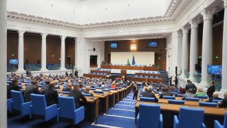 Тест за почтеност и възможност държавните служители да работят от вкъщи до два дни в седмицата прие парламентът