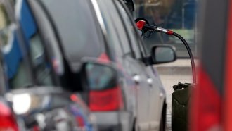 Чехия ограничава цените на горивата и въвежда временен данък за рафинериите