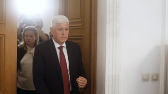 Задава се традиционната разправия между военния и финансовия министър